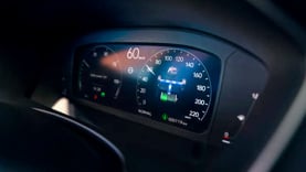 Täysin digitaalinen mittarinäyttö