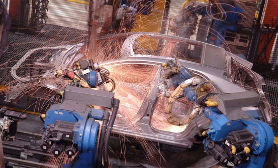 RAKENNAMME USKOLLISUUTTA