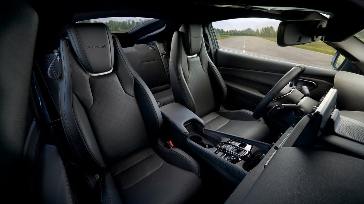 Nahkaverhoilu edessä